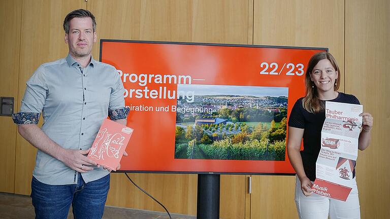 Intendant Johannes Mnich und Elisa Heiligers stellten im Foyer des Hauses das TauberPhilharmonie-Programm der Spielzeit 2022/2023 vor.