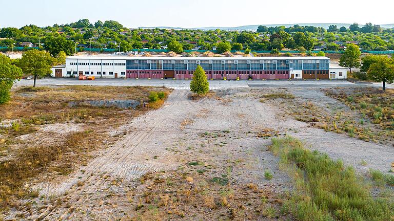 Die ehemalige Panzerhalle auf dem Gelände der Ledward-Kaserne soll nachhaltig saniert werden. Die Stadt will bis Mitte 2023 ein Konzept erstellen, wie die 3300 Quadratmeter auf zwei Geschossen genutzt werden können.&nbsp;