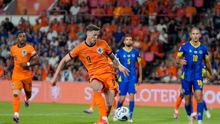 Niederlande - Bosnien und Herzegowina       -  Als das Spiel nach Szalais Zusammenbruch wieder angepfiffen wird, trifft Wout Weghorst per Elfmeter zum 1:0.