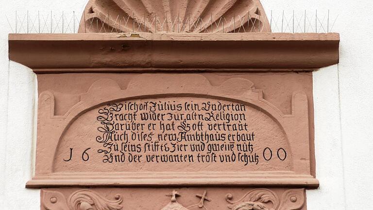 Daran, dass Julius Echter seine Untertanen, die in der Reformation vom katholischen zum protestantischen Glauben überzulaufen drohten, wieder „zur alten Religion“ zurückbrachte, erinnert diese Inschrifttafel aus dem Jahr 1600 an der alten Amtsvogtei in Gerolzhofen. Daran, dass Julius Echter seine Untertanen, die in der Reformation vom katholischen zum protestantischen Glauben überzulaufen drohten, wieder „zur alten Religion“ zurückbrachte, erinnert diese Inschrifttafel aus dem Jahr 1600 an der alten Amtsvogtei in Gerolzhofen.