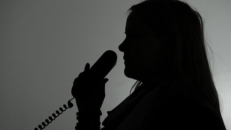 Viele Betrugsmaschen finden über das Telefon statt. Viele Betrugsmaschen finden über das Telefon statt.