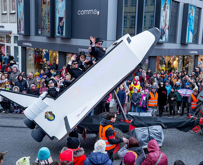 Die Geometern aus Buchbrunn saßen in einem als Spaceshuttle gestalteten Wagen. Die Geometern aus Buchbrunn saßen in einem als Spaceshuttle gestalteten Wagen.