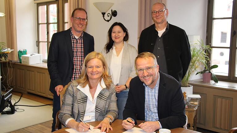 Bürgermeisterin Anette Schmidt und Geschäftsführer Werner Fritz (vorne) haben am 11. März die Kooperationsvereinbarung zwischen der Stadt Tauberbischofsheim und dem Verein Jugendhilfe Creglingen unterschrieben. Mit dabei sind (hinten, von links) Hauptamtsleiter Michael Karle sowie Christine Döring und Michael Ebert von der Jugendhilfe Creglingen. Bürgermeisterin Anette Schmidt und Geschäftsführer Werner Fritz (vorne) haben am 11. März die Kooperationsvereinbarung zwischen der Stadt Tauberbischofsheim und dem Verein Jugendhilfe Creglingen unterschrieben. Mit dabei sind (hinten, von links) Hauptamtsleiter Michael Karle sowie Christine Döring und Michael Ebert von der Jugendhilfe Creglingen.