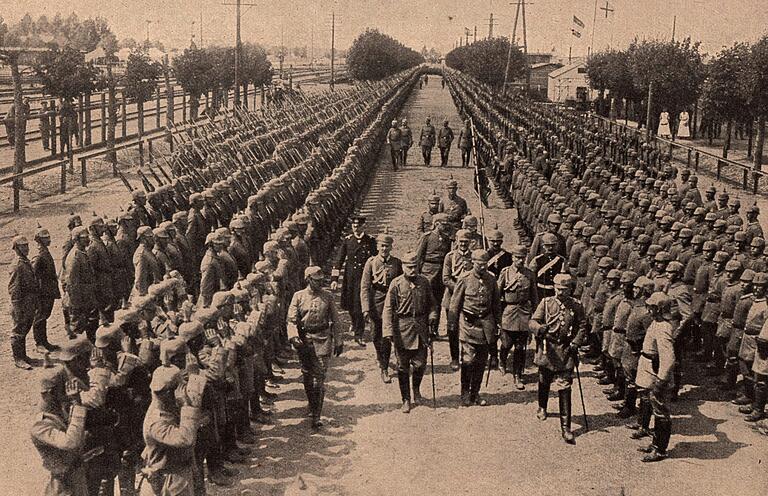 Kaiser Wilhelm II. (vorne rechts) besucht Truppen an der Ostfront in Russland. Kaiser Wilhelm II. (vorne rechts) besucht Truppen an der Ostfront in Russland.