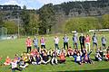 Gruppenbild mit Bürgermeisterin Kerstin Deckenbrock (Dritte von rechts) und allen Teilenehmern und Organisatoren der 'Triefensteiner Fußball-Premiere' auf dem Sportgelände des SV Barvaria Trennfeld.