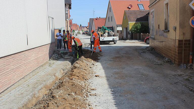 Großbaustelle Kleinlangheimer Bahnhofstraße: Derzeit ist ein Trupp damit beschäftigt, das Glasfaserkabel zu verlegen. Die Neugestaltung der Randbereiche und eine neue Fahrbahndecke stehen auch noch auf dem Programm.