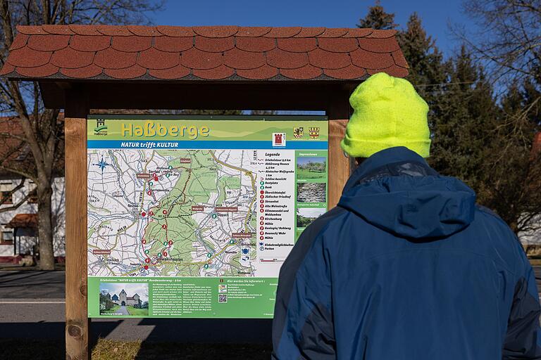 'Natur trifft Kultur' in den Haßbergen: Am Startpunkt der Wandertour steht diese Informationstafel, die einen Überblick über den Ausflug gibt. 'Natur trifft Kultur' in den Haßbergen: Am Startpunkt der Wandertour steht diese Informationstafel, die einen Überblick über den Ausflug gibt.