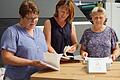 Druckfrisch bringen die Landfrauen beim Historischen Fest in Zeil am Wochenende ihr neues Koch- und Backbuch auf den Markt. Kreisbäuerin Cäcilie Werner und ihre Vorstandsmitglieder Doris Hornung (links) und Karin Zinser-Mühlfelder (rechts) holten die ersten Exemplare direkt in der Druckerei in Ebelsbach ab.