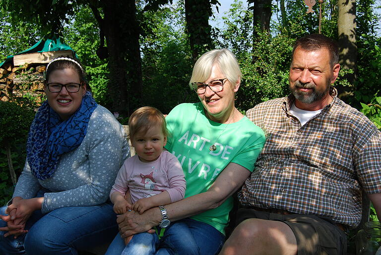 Gartengenuss: Katharina, Margarethe und Gunther Heß mit Cleo.