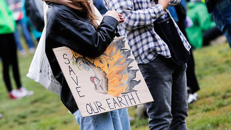 Klimaschutz bewegt viele Menschen – hier auf einer Klima-Demonstration im Herbst in Würzburg. Ein breites Bündnis will nun mit einem Volksbegehren den Druck auf die Söder-Regierung erhöhen.