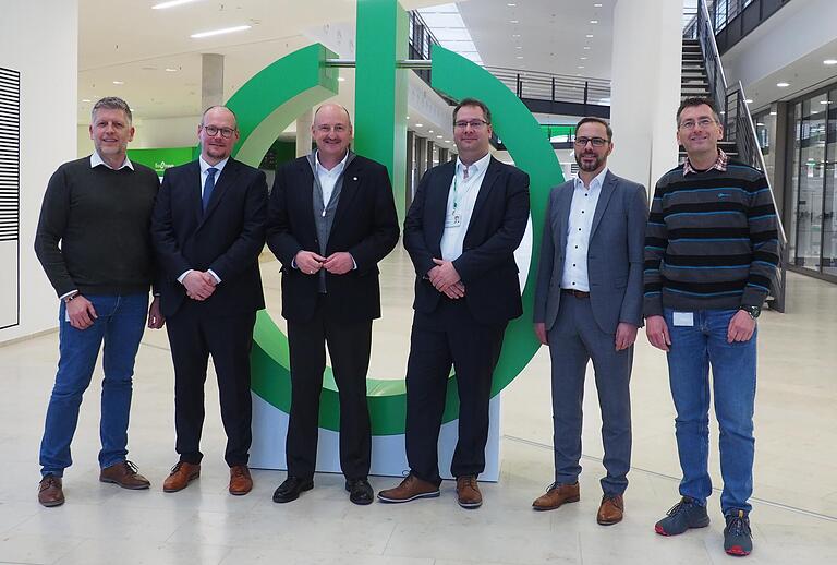 Beim Besuch des Bundestagsabgeordneten waren vor Ort (von links): Gerhard Pöschl und Stefan Rinnert von Schneider Electric, Bundestagsabgeordneter Bernd Rützel sowie Markus Schöner, Michael Rösch und Rainer Busch von Schneider Electric.