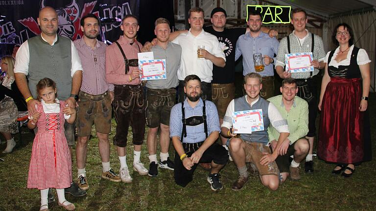 Die drei teilnehmenden Teams des dritten Oberstreuer Bierathlon gemeinsam mit Sandra Schubert, Vorsitzende der Musikkapelle Oberstreu sowie Bürgermeister Stefan Kießner (links), der den Wettbewerb launig moderierte.