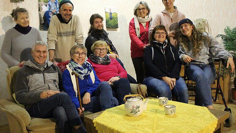 Die Theatergruppe Geroda-Platz präsentiert im November das Stück 'Bankraub mit Rollator'. - Die Theatergruppe Geroda-Platz präsentiert im November das Stück 'Bankraub mit Rollator'. Die Theatergruppe Geroda-Platz präsentiert im November das Stück 'Bankraub mit Rollator'. - Die Theatergruppe Geroda-Platz präsentiert im November das Stück 'Bankraub mit Rollator'.