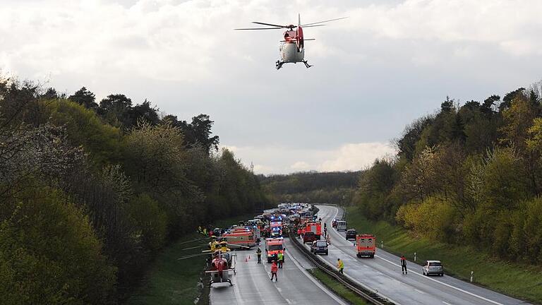 Bei Großeinsätzen wie diesem Unfall mit mehreren Fahrzeugen im April 2016 auf der A70 zwischen den Anschlussstellen Haßfurt und Knetzgau gilt es für die ILS, sämtliche notwendigen Einsatzkräfte zu mobilisieren und koordinieren. Bei Großeinsätzen wie diesem Unfall mit mehreren Fahrzeugen im April 2016 auf der A70 zwischen den Anschlussstellen Haßfurt und Knetzgau gilt es für die ILS, sämtliche notwendigen Einsatzkräfte zu mobilisieren und koordinieren.