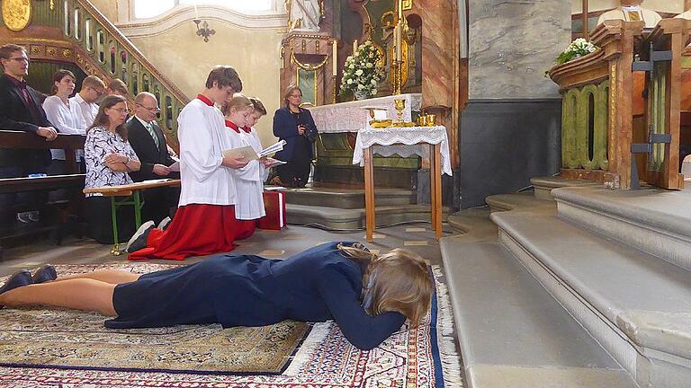 Zum Zeichen ihrer Ganzhingabe an Gott liegt die junge Rittershäuserin auf dem Boden vor dem Altar. Zum Zeichen ihrer Ganzhingabe an Gott liegt die junge Rittershäuserin auf dem Boden vor dem Altar.