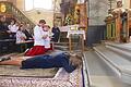 Zum Zeichen ihrer Ganzhingabe an Gott liegt die junge Rittershäuserin auf dem Boden vor dem Altar.