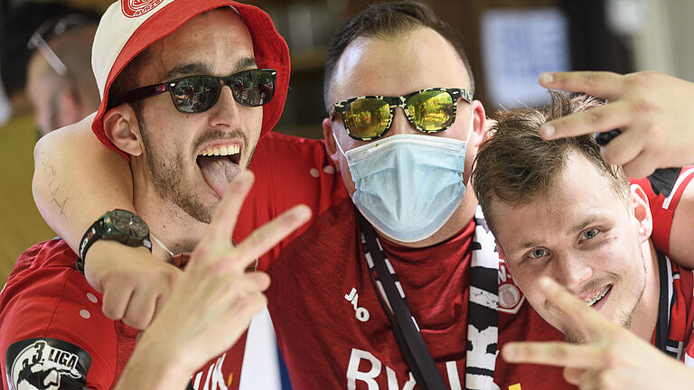 Daniel Peter       -  Zahlreiche Fans der Würzburger Kickers verfolgen am Samstag (04.07.20) im Biergarten der Gaststätte Zum Postkutscherl in Würzburg das Spiel der Rothosen gegen Halle. Mit einem 2:2 schaffen die Kickers den Aufstieg in die 2. Bundesliga.