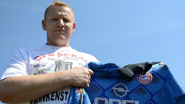 peter hofmann - Peter Hofmann mit dem Trikot, das er 1997 nach dem Pokalspiel der DJK Waldberg von Bayerns Torhüter Oliver Kahn bekommen hat.Foto (Archiv): Jürgen Schmitt peter hofmann - Peter Hofmann mit dem Trikot, das er 1997 nach dem Pokalspiel der DJK Waldberg von Bayerns Torhüter Oliver Kahn bekommen hat.Foto (Archiv): Jürgen Schmitt