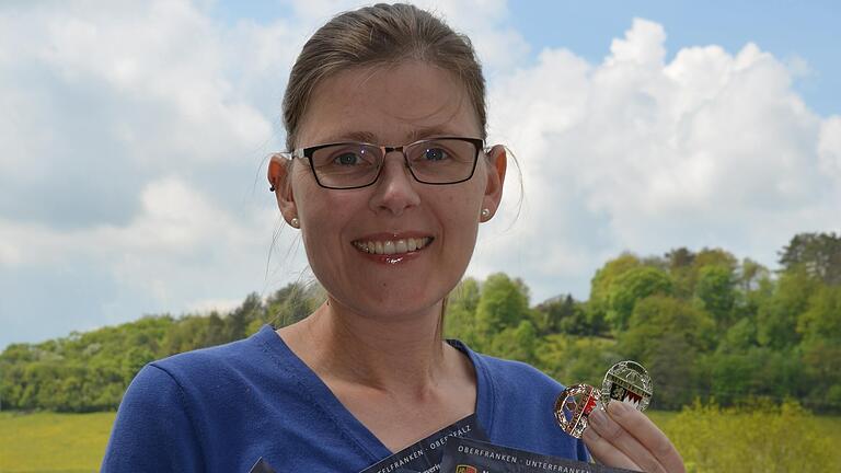 Kreisvorsitzende Susanne Joa freute sich über die bestandenen Prüfungen zum bronzenen bzw. silbernen Musikerleistungsabzeichen. Die Urkunden und Abzeichen wurden pandemiebedingt per Post zugestellt. Kreisvorsitzende Susanne Joa freute sich über die bestandenen Prüfungen zum bronzenen bzw. silbernen Musikerleistungsabzeichen. Die Urkunden und Abzeichen wurden pandemiebedingt per Post zugestellt.