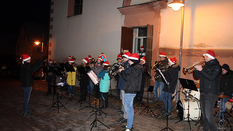 Adventskonzert der Musikapelle Distelhausen unter dem Weihnachtsbaum.