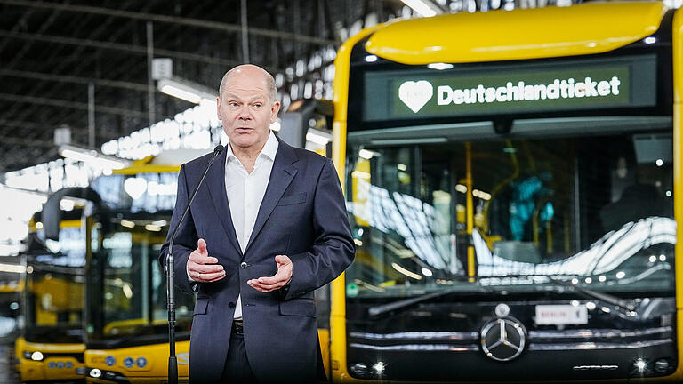 Bundeskanzler besucht die Berliner Verkehrsbetrieb.jpeg       -  Seit dem 1. Mai gilt das Deutschlandticket. Alles Wichtige haben wir für Sie zusammengestellt.