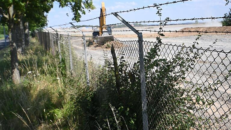 Auf dem 18 Hektar großen Grundstück, das die Deutsche Logistik Holding im Giebelstadter Gewerbegebiet 'Airpark' erworben hat, werden derzeit die letzten Reste der ehemaligen Kasernenbauten beseitigt.