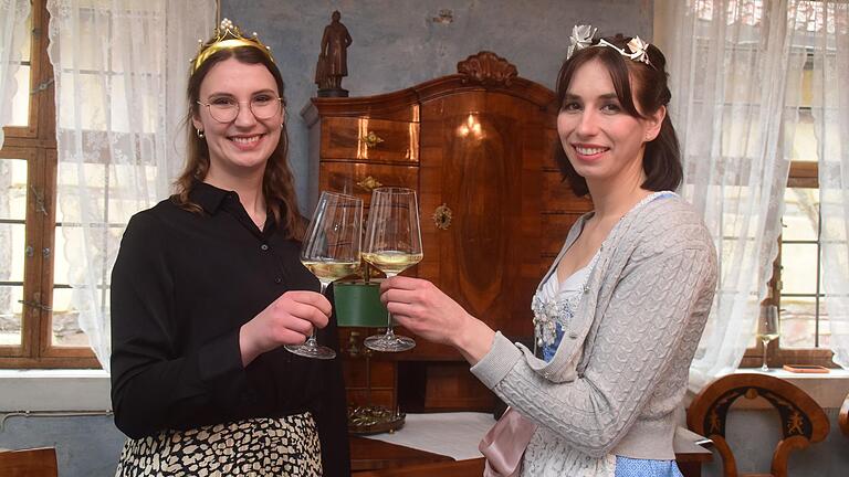 Die Fränkische Weinprinzessin Emmi Wendemuth (links) stieß mit der neuen Weinprinzessin Rayka Grötsch an.