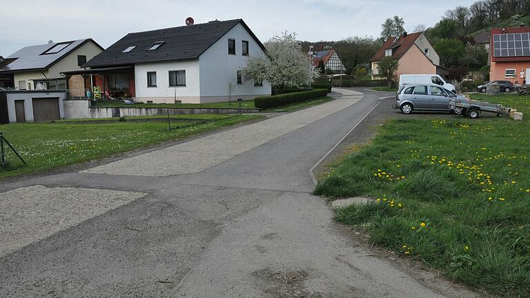 In der Schulstraße in Schweinshaupten wird zu schnell gefahren. Eine Bodenwelle soll Autofahrer bremsen.