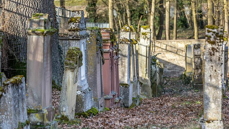 Neben der Burgruine Reichelsburg ist auch der jüdische Friedhof in Aub ein Highlight der Rundwanderung.