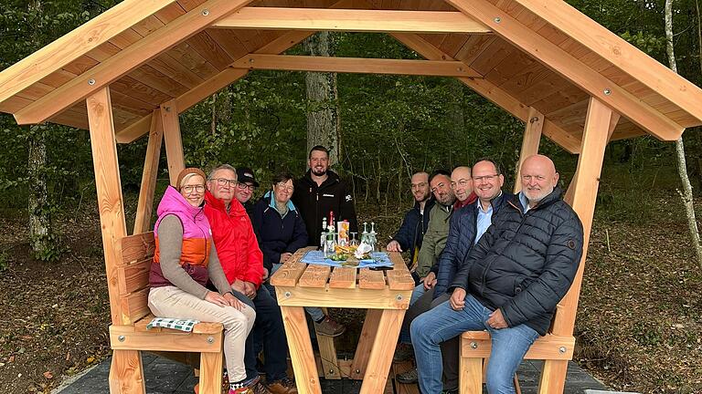 Probesitzen bei der Einweihung mit (von links) Susi Keller, Theo Dittmaier, Wolfgang Röder, Martina Rauch, Johannes Werthmann, Johannes Zorn, Simon Schäfer, Dominik Schwab, Michael Hombach und Rainer Schäfer.