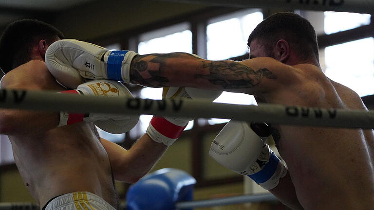 Box-Event in der Thulbatalhalle - Guten und vor allem auch fairen Boxsport bekamen die Zuschauer in der Thulbatalhalle geboten. Box-Event in der Thulbatalhalle - Guten und vor allem auch fairen Boxsport bekamen die Zuschauer in der Thulbatalhalle geboten.