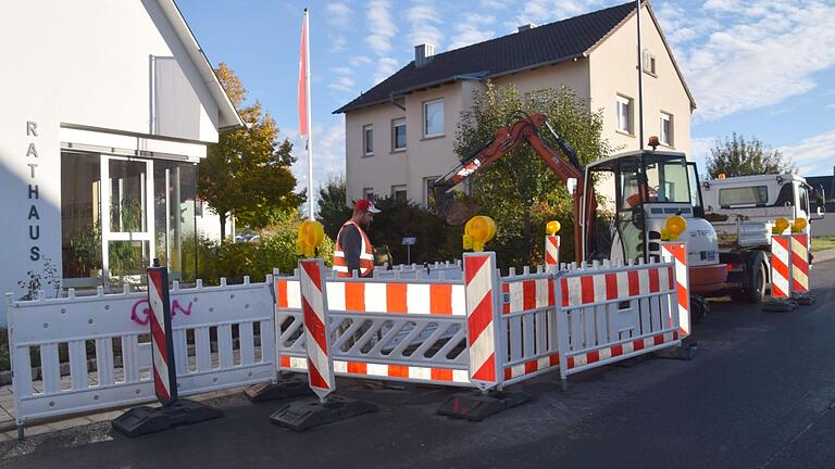 Derzeit werden in Lülsfeld in der Schallfelder Straße an fünf Stellen Wasserleitungen repariert. Dort müssen Hausanschlussschieber und Schieberkreuze ausgewechselt werden. Die Aufnahme zeigt Bauarbeiten vor dem Rathaus.