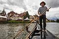 Ein Gondolieri rudert auf der Regnitz entlang der Bamberger Altstadt. Die oberfränkische Stadt vermittelt mit ihrer historischen Häuserkulisse direkt am Fluss mediterranes Flair.