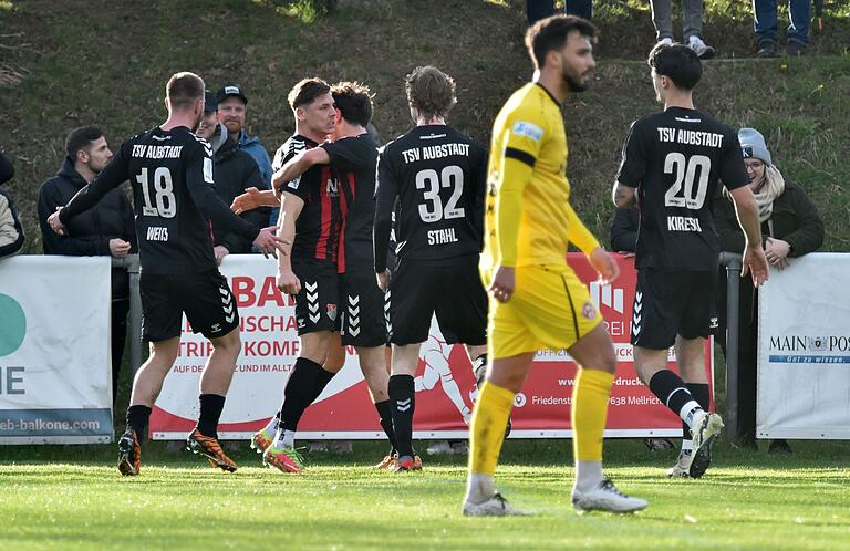 Aubstädter Jubel: Martin Thomann feiert mit seinen Mitspielern den Treffer zum 1:0 für den TSV.&nbsp;