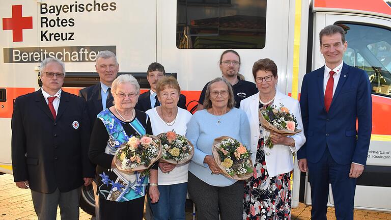 Von links: Kreisbereitschaftsleiter Burkard Kühn, Bereitschaftsleiter Alfred Gündling, Maria Anna Vierheilig, Daniel Röder, Ingeburg Röthlein, Anna Hinnert, Stefan Meierl, Anni Wilm und Kreisverbandsvorsitzender Michael Rendl       -  Von links: Kreisbereitschaftsleiter Burkard Kühn, Bereitschaftsleiter Alfred Gündling, Maria Anna Vierheilig, Daniel Röder, Ingeburg Röthlein, Anna Hinnert, Stefan Meierl, Anni Wilm und Kreisverbandsvorsitzender Michael Rendl