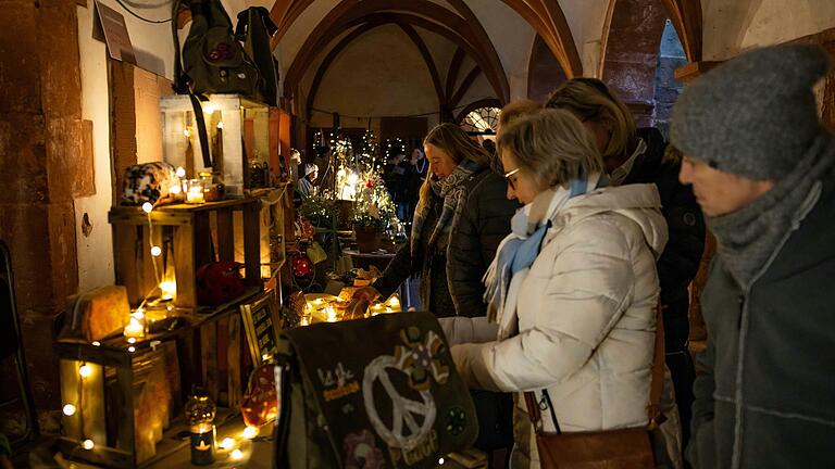 Im Kreuzgang des Bronnbacher Klosters bieten regionale Ausstellerinnen und Aussteller ihre Handarbeiten an.