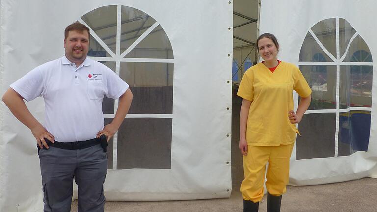 Steffen Willinger vom Bayerischen Roten Kreuz und Ärztin Veronika Cottontail vor dem ehemaligen Testzelt in Marktheidenfeld