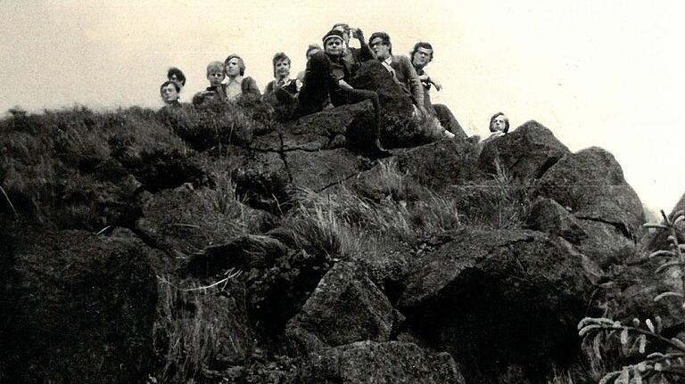 Die 6a im Schuljahr 1971/72 bei einem Ausflug auf der Wasserkuppe. Die 6a im Schuljahr 1971/72 bei einem Ausflug auf der Wasserkuppe.