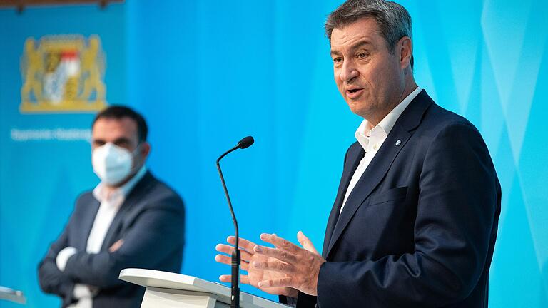 Zuletzt blieben in Bayern so viele gelieferte Impfdosen ungenutzt wie in fast keinem anderen deutschen Bundesland. Ministerpräsident Markus Söder (rechts, CSU) und Gesundheitsminister Klaus Holetschek wollen dies durch flexiblere Verteilung nun schnell verbessern.