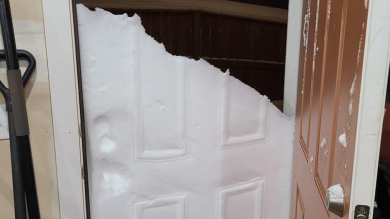 Ein Blizzard hat die Garagentür eingeschneit. - Ein Blizzard hat die Garagentür eingeschneit. Ein Blizzard hat die Garagentür eingeschneit. - Ein Blizzard hat die Garagentür eingeschneit.