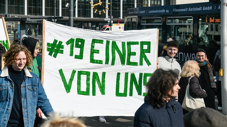 Mehr als 100 Teilnehmerinnen und Teilnehmer zogen am Dienstag in Würzburg vom Hauptbahnhof durch die Innenstadt zum Peterplatz vor die Regierung von Unterfranken, um gegen die Abschiebung des 20-jährigen Nigerianers Osaivbie 'Kelvin' Ekogiawe zu demonstrieren.