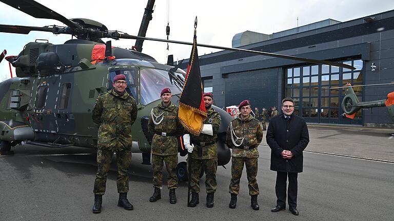 Oberst Lars Persikowski (Kommandeur des Transporthubschrauberregiments 30 in Niederstetten, links) und Landrat Christoph Schauder (rechts) vor dem NH90 in Niederstetten: Der Landrat stattete dem Regiment einen Truppenbesuch ab. Oberst Lars Persikowski (Kommandeur des Transporthubschrauberregiments 30 in Niederstetten, links) und Landrat Christoph Schauder (rechts) vor dem NH90 in Niederstetten: Der Landrat stattete dem Regiment einen Truppenbesuch ab.