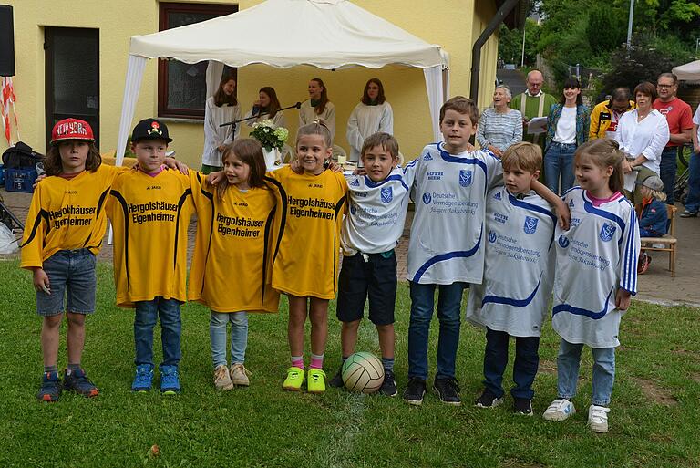 Auf dem Foto: Die Fußballteams mit&nbsp;Pfarrer Volker Benkert im Hintergrund.