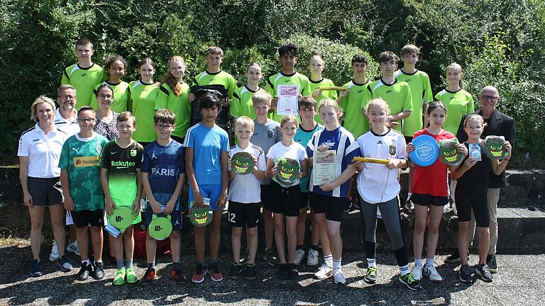 Nach der Siegerehrung beim Leichtathletik-Kreisentscheid in Gochsheim: Im Bild die beiden Siegerteams von der MS Bergrheinfeld (hinten) und der RS Gerolzhofen (vorne) mit (von links) Mareike Seger und Daniel Kamm (beide AK Sport) sowie Verena Wieland (Sparkasse) und Schulrat Frank Hagen (rechts).