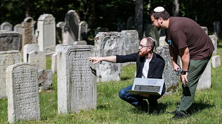 Marian Fritsch (links) und Riccardo Altieri erforschen und dokumentieren die jüdische Geschichte in Unterfranken. Das Bild zeigt die beiden auf dem jüdischen Friedhof in Kleinbardorf.