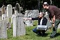 Marian Fritsch (links) und Riccardo Altieri erforschen und dokumentieren die jüdische Geschichte in Unterfranken. Das Bild zeigt die beiden auf dem jüdischen Friedhof in Kleinbardorf.