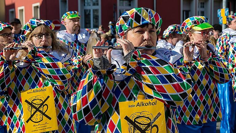 Traditionell vorneweg: Der Spielmannszug Hofheim, der im übrigen Dritter beim Alkohol-Präventions-Preis wurde.