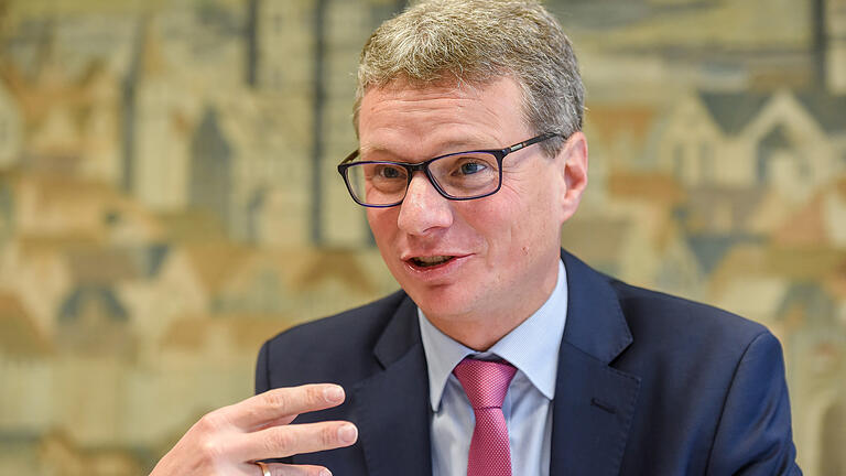 Wissenschafts- und Kunstminister Bernd Sibler im Gespräch.