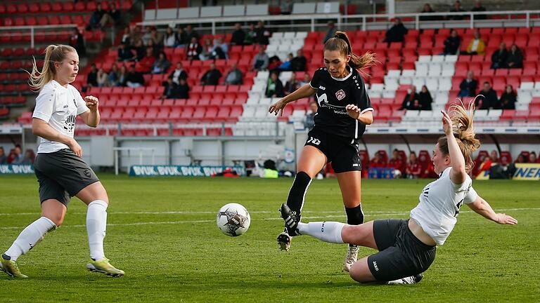 Sophia Klärle (Mitte) von den Würzburger Kickers lässt sich von den Hoferinnen Laura Eller (links) und Sabine Sattler nicht aufhalten.