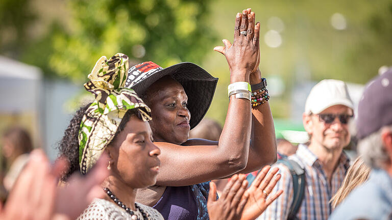 Africa Festival       -  Zahlreiche Menschen besuchen auch am Samstag (27.05.23) das Africa Festival auf den Mainwiesen in Würzburg. Das Africa Festival gilt als größtes Festival für afrikanische Musik und Kultur in Europa, jedes Jahr kommen um die 100.000 Besucher auf die Mainwiesen.